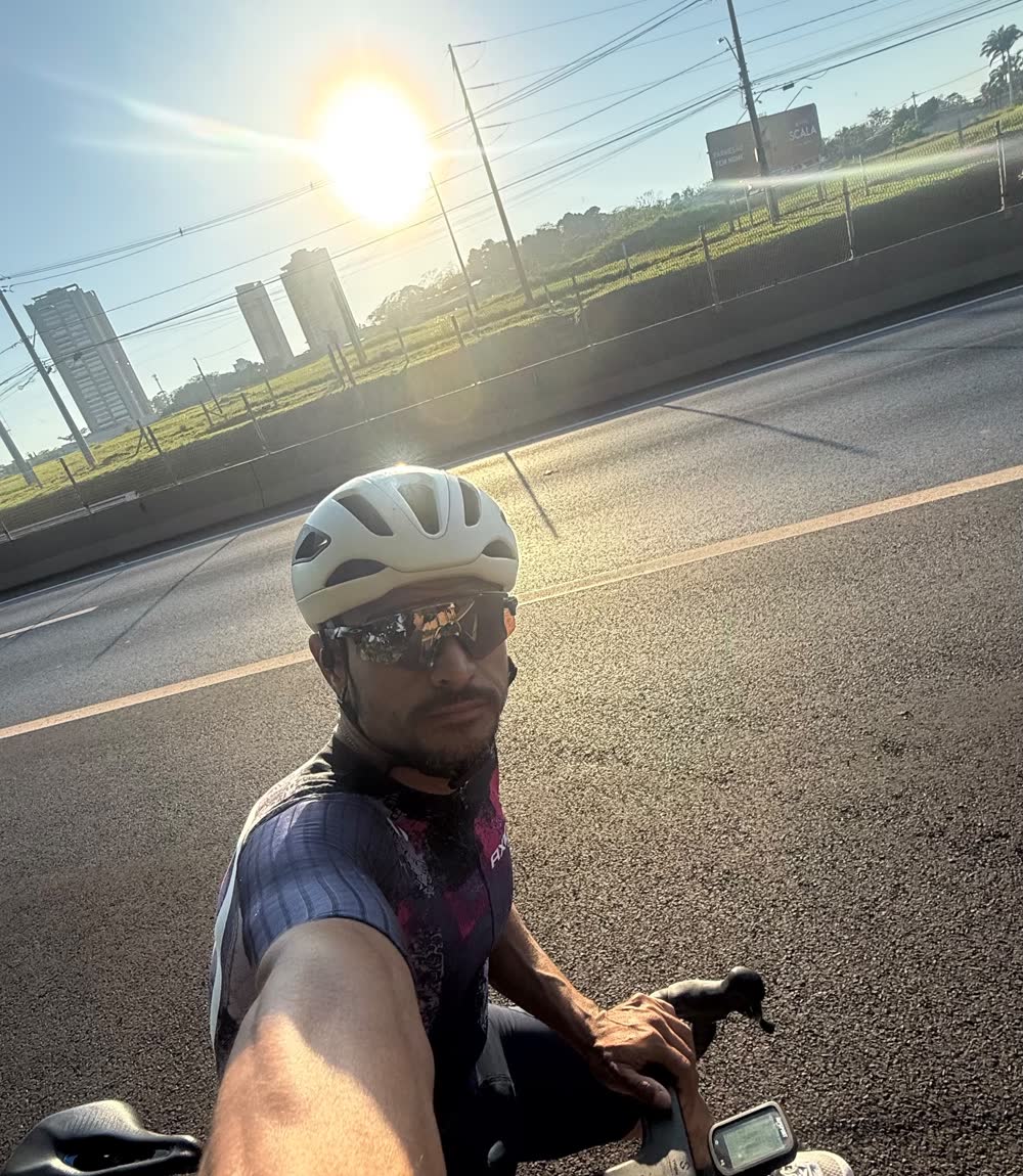 Jaime pedalando na estrada ao amanhecer
